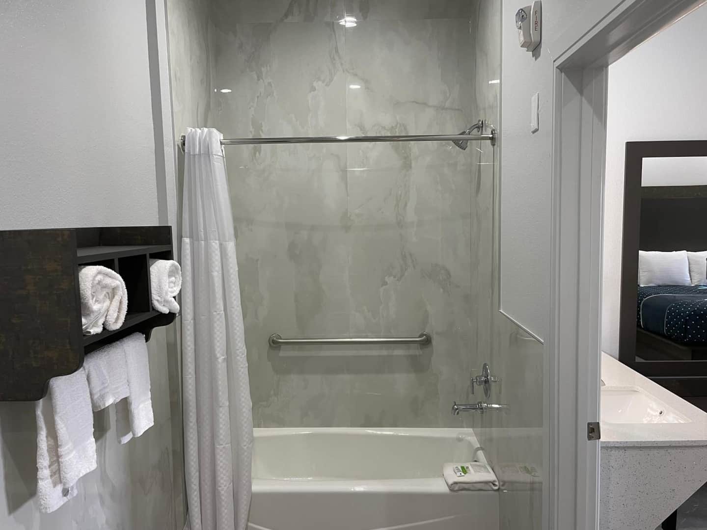 LiV Inn & Suites Houston