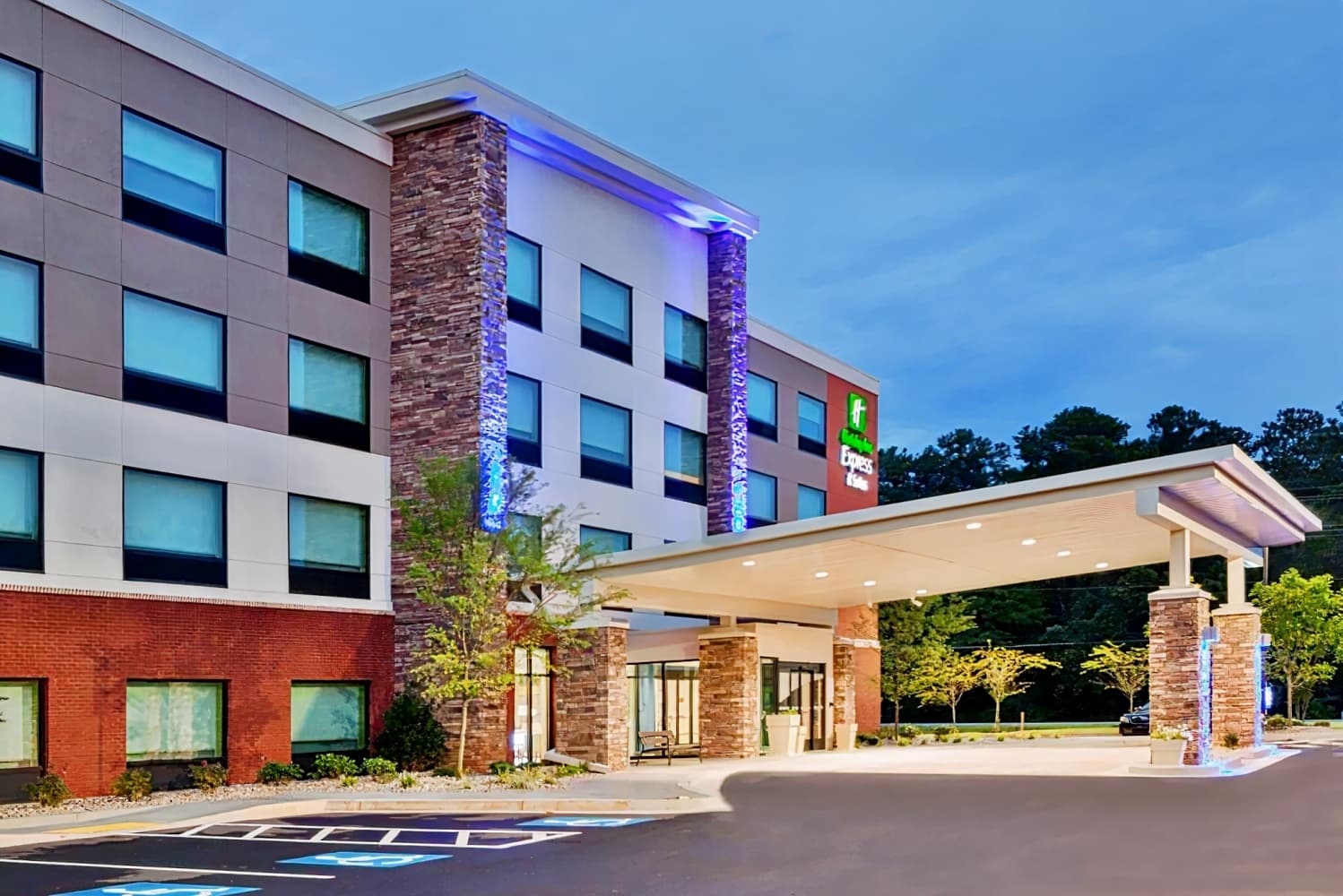 Holiday Inn Express & Suites - Fayetteville