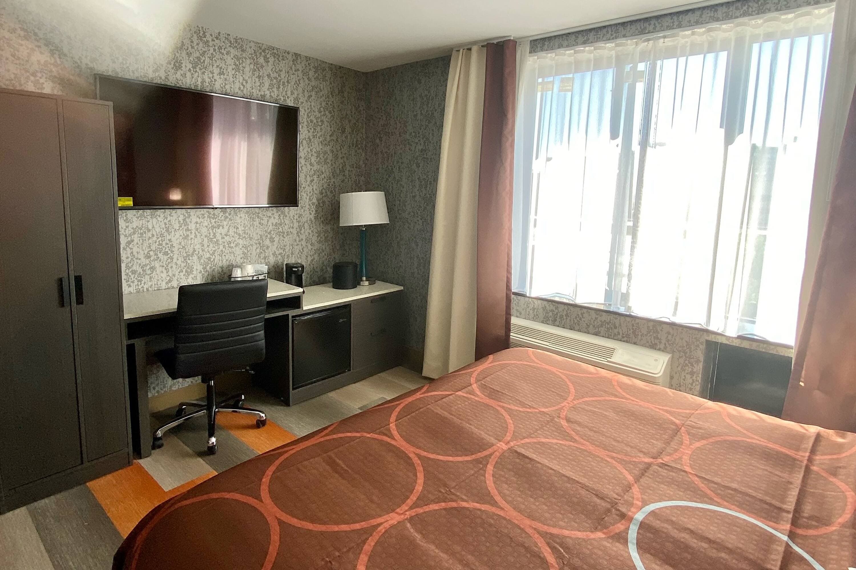 Super 8 by Wyndham Brooklyn Williamsburg