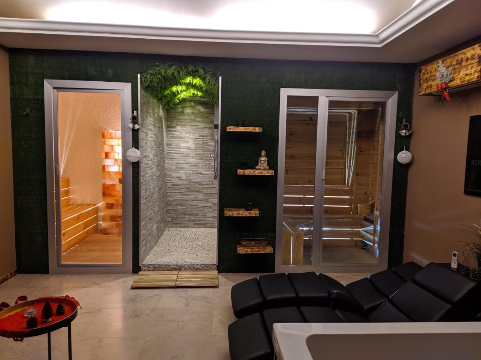 Royalty Rooms & Spa