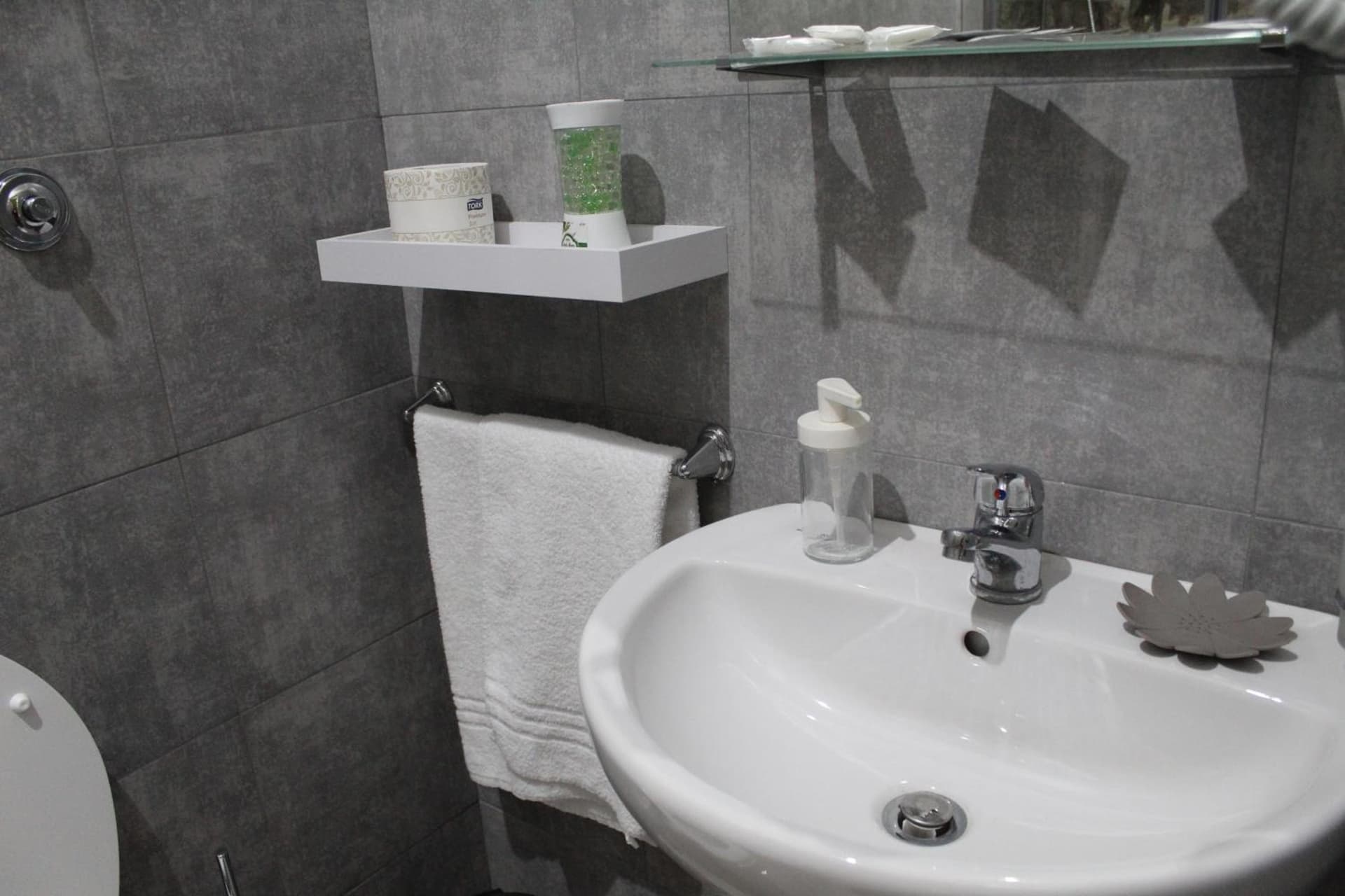 Royalty Rooms & Spa