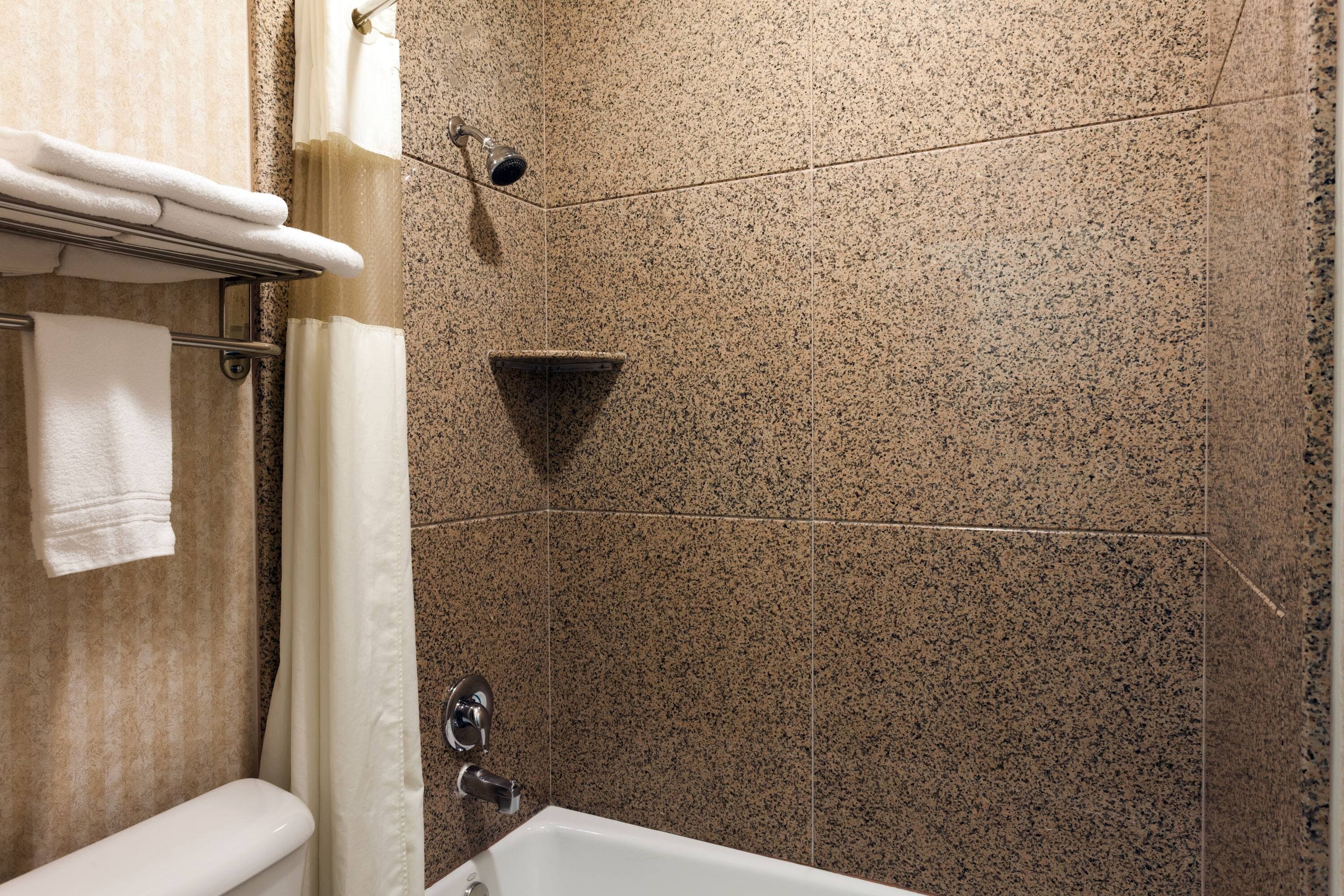 Howard Johnson by Wyndham Pico Rivera Hotel & Suites