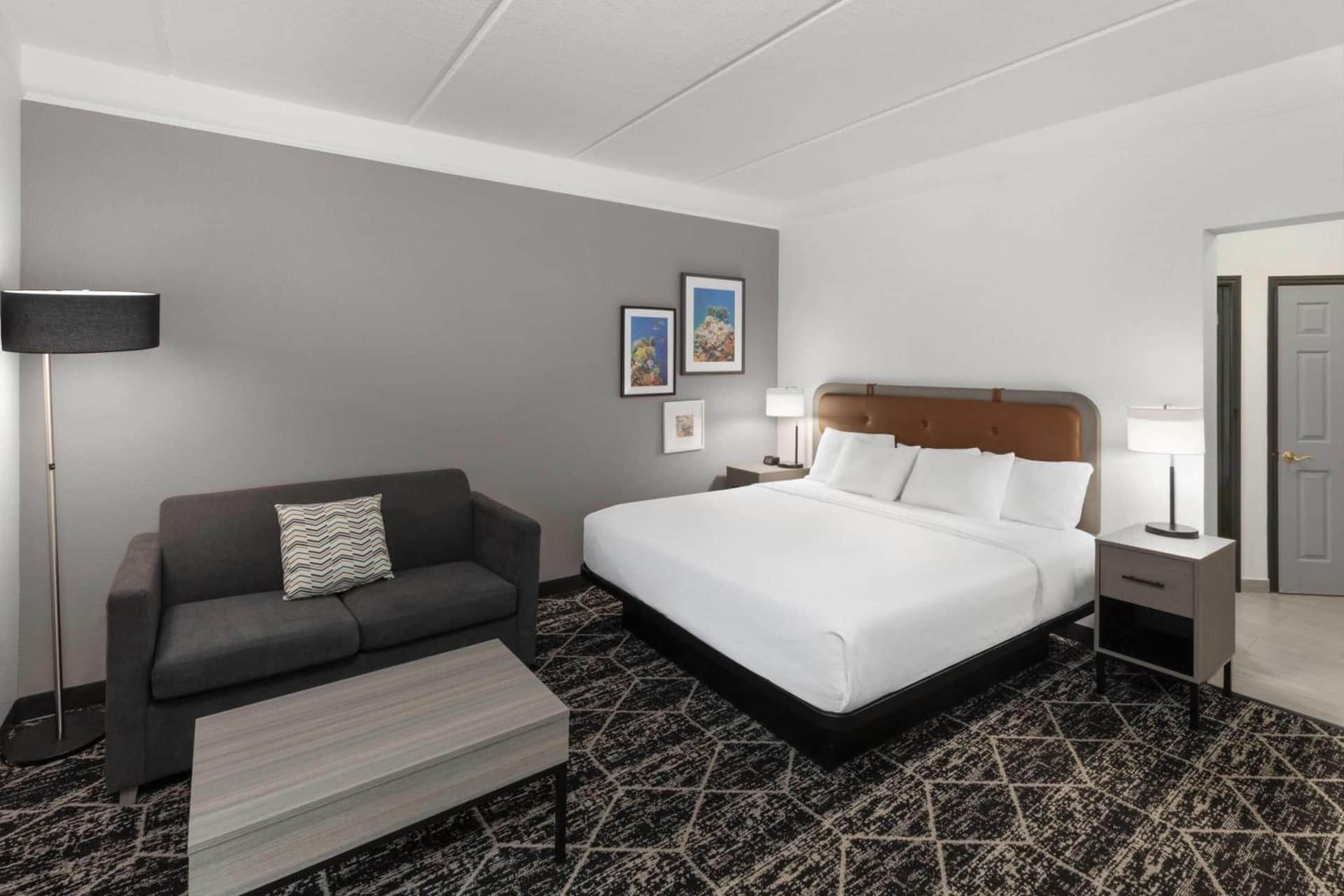 La Quinta Inn & Suites by Wyndham Houston Bush IAH South