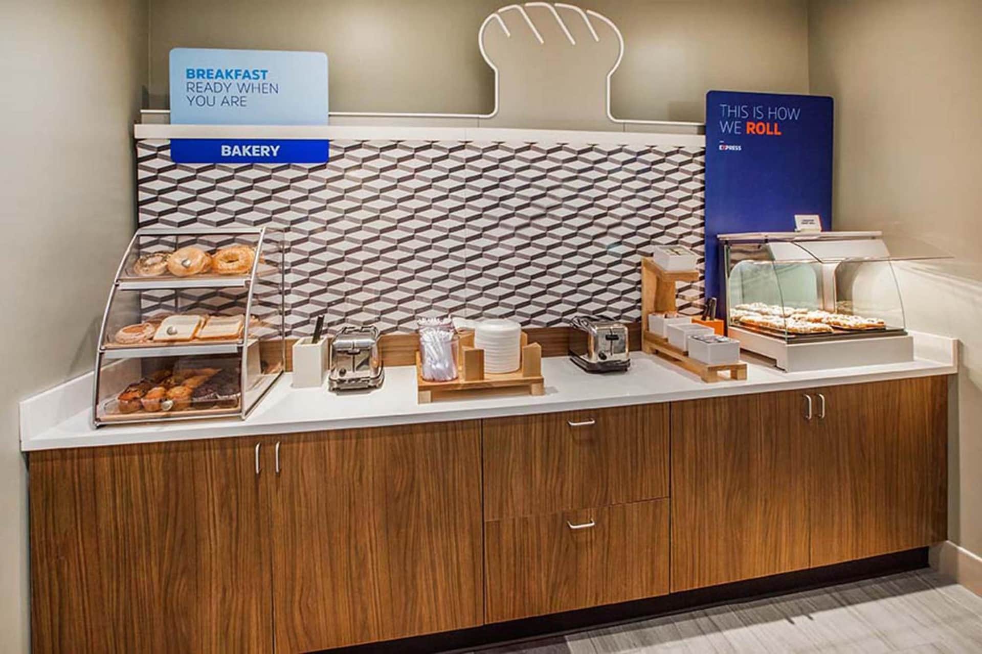 Holiday Inn Express & Suites Atlanta Perimeter Mall Hotel by IHG