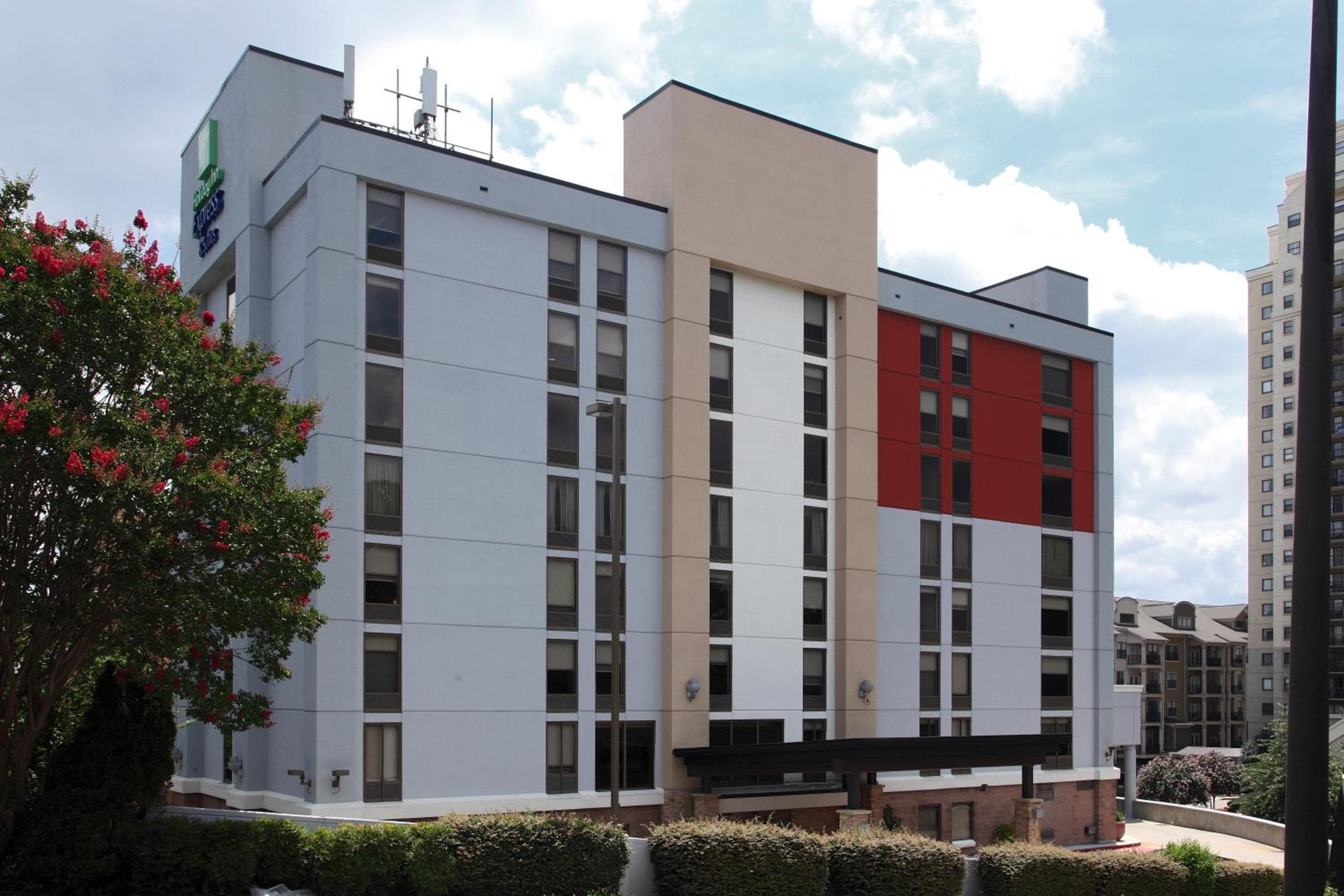 Holiday Inn Express & Suites Atlanta Perimeter Mall Hotel by IHG