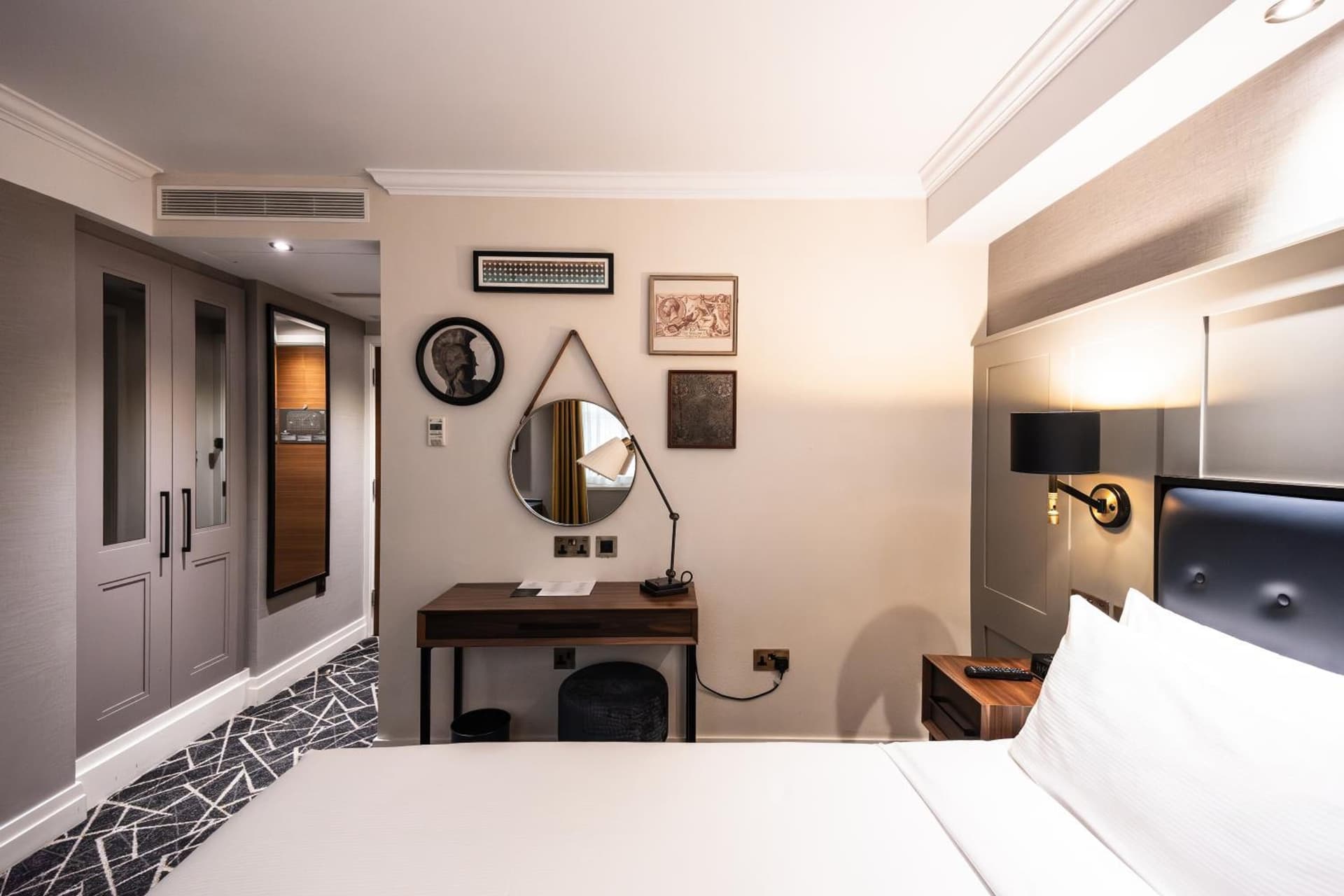 100 Queen's Gate Hotel London Kensington, Curio Collection by Hilton