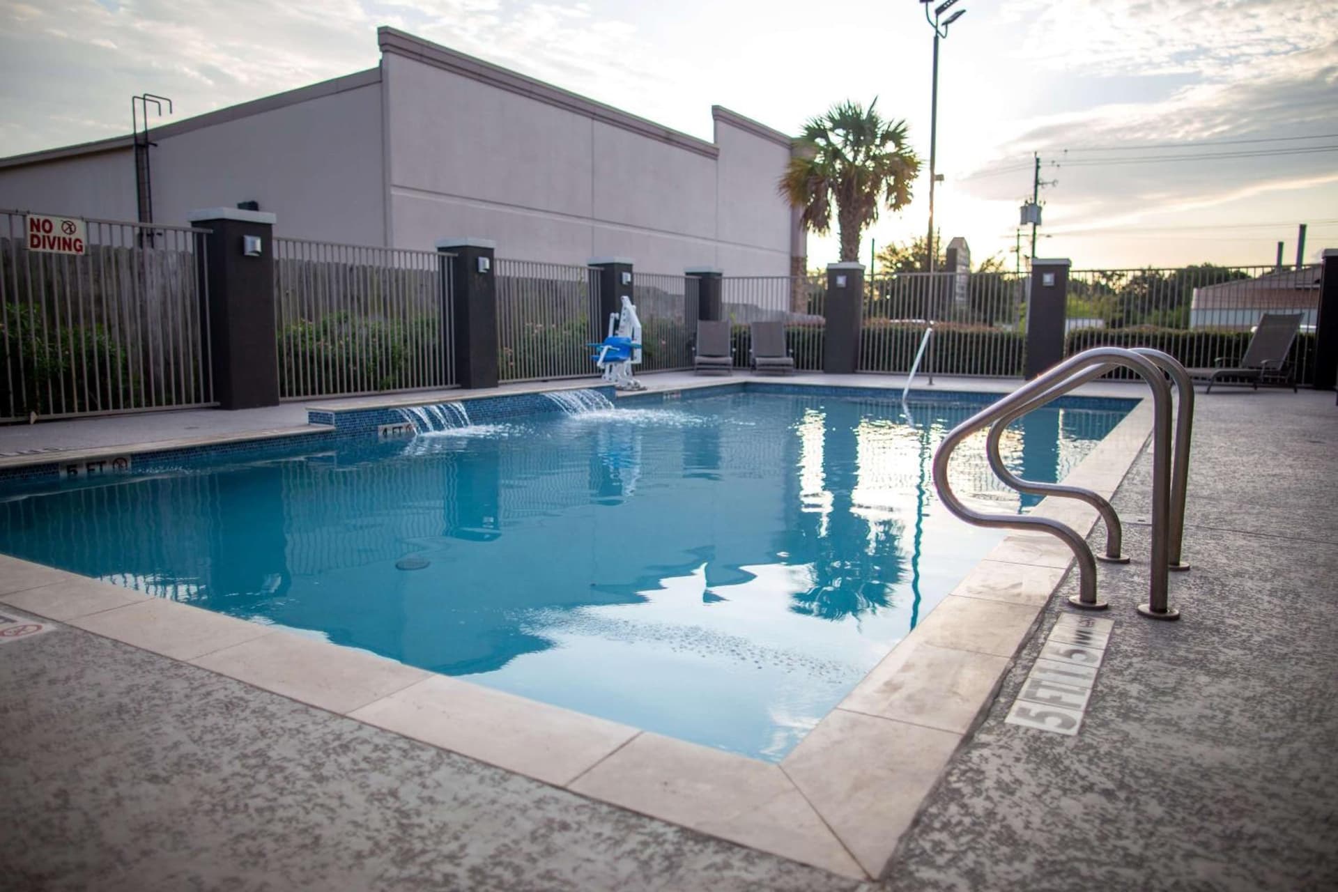La Quinta Inn & Suites by Wyndham Houston East at Normandy