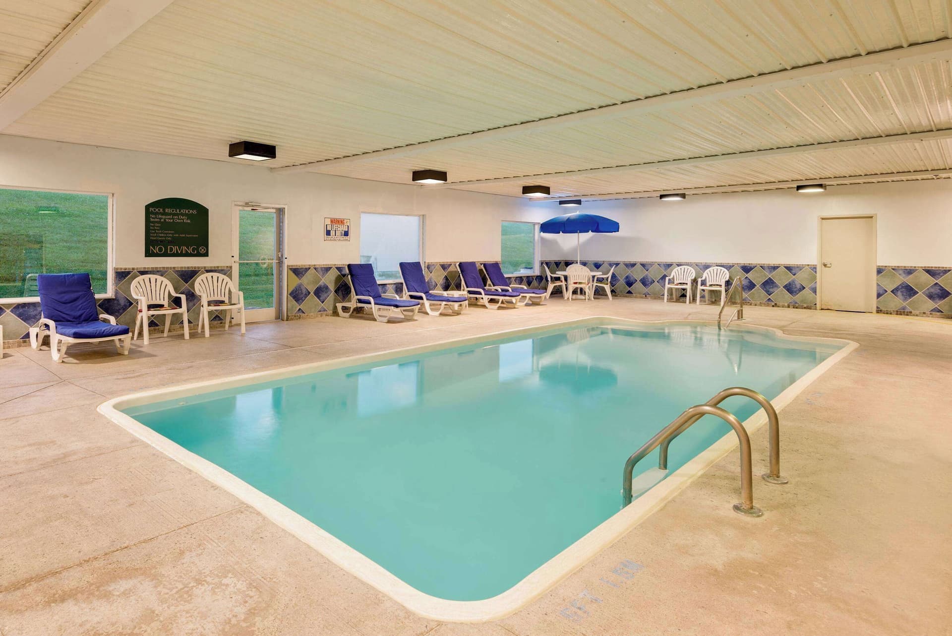 Express Inn and Suites - Greendale